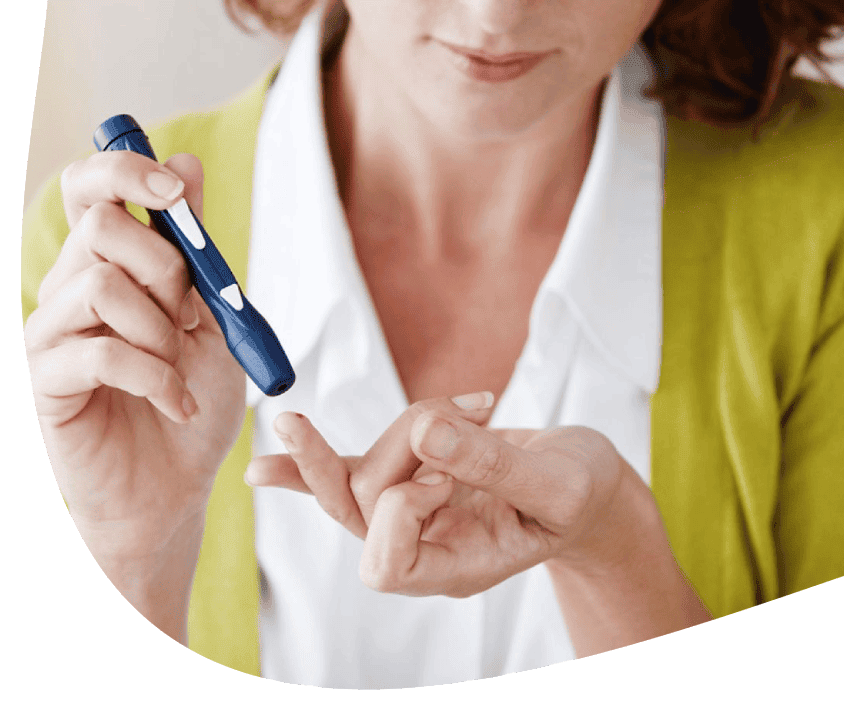 Osoba s diabetem používá glukometr k měření hladiny cukru v krvi.