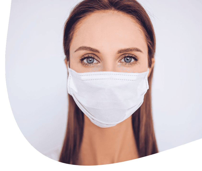 Žena v bílé ochranné roušce, důraz na oči.